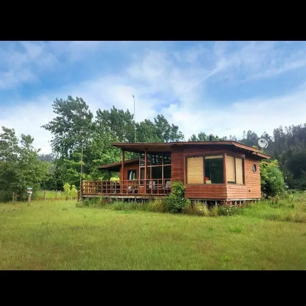 Parcela de 5000m2 con casa moderna-rústica y vista al campo
