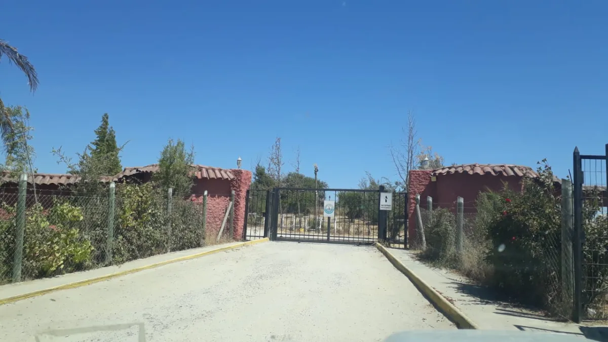 PARCELA CON CASA Y PISCINA EN CONDOMINIO — foto 3