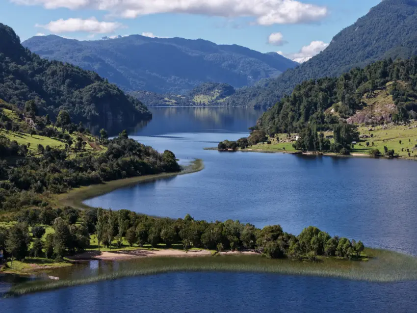 Parcela 1 de 5.000 m² con orilla del Lago Portales, Aysén