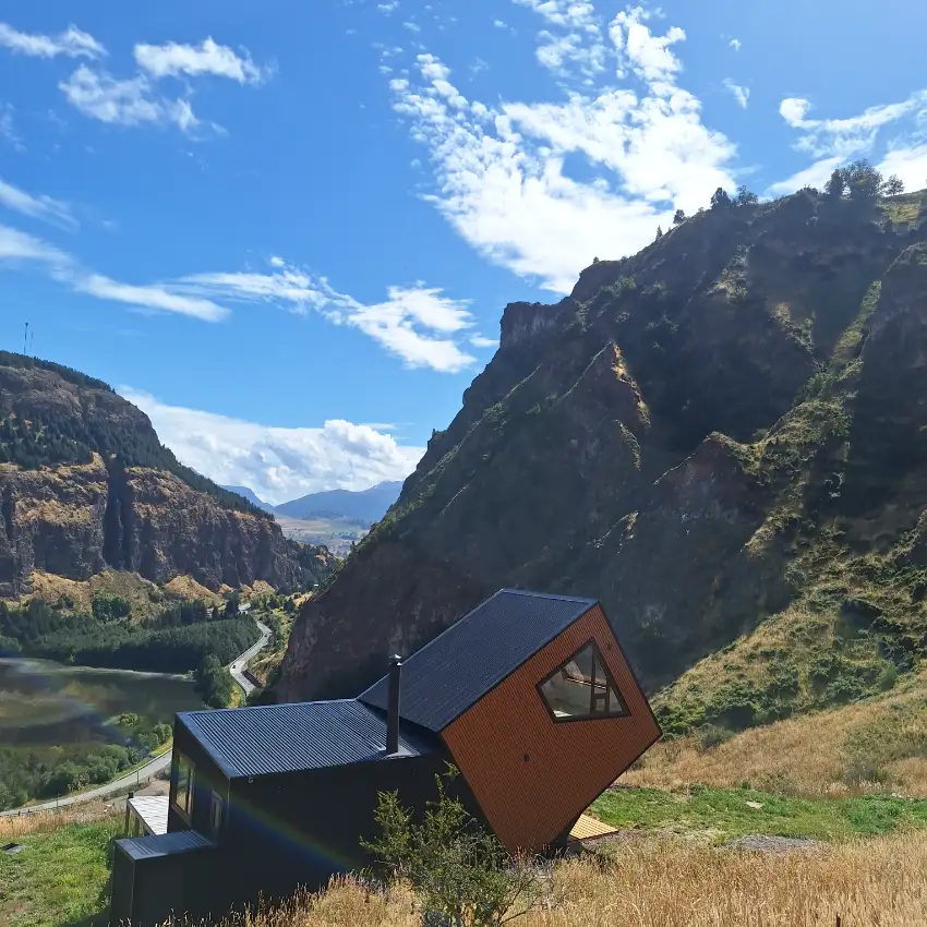 Venta parcela con casa de arquitectura única